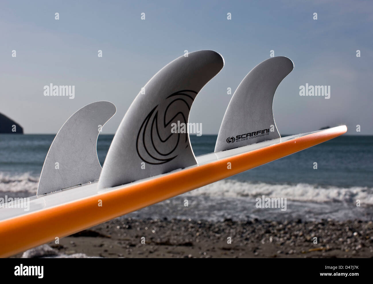 Thruster Stil Tri Fin Shortboard am Gewässerrand Stockfoto