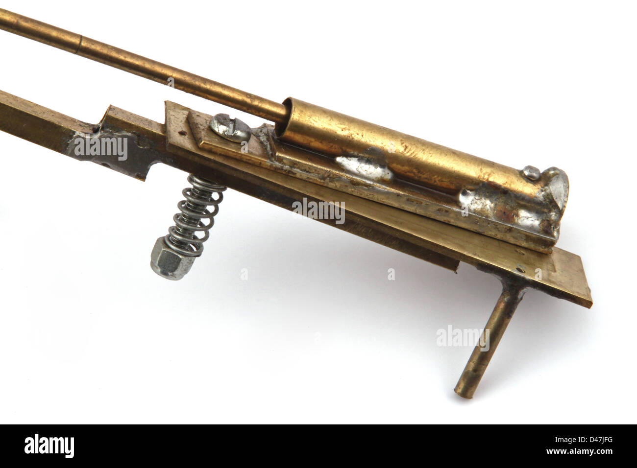 Teil einer alten Dampflokomotive auf weißem Hintergrund. Stockfoto