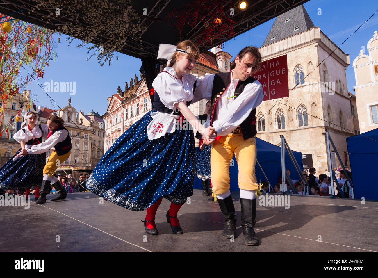 Tänzer in Tracht Durchführung Stadium der Ostermarkt am Altstädter Ring. Prag, Tschechische Republik Stockfoto