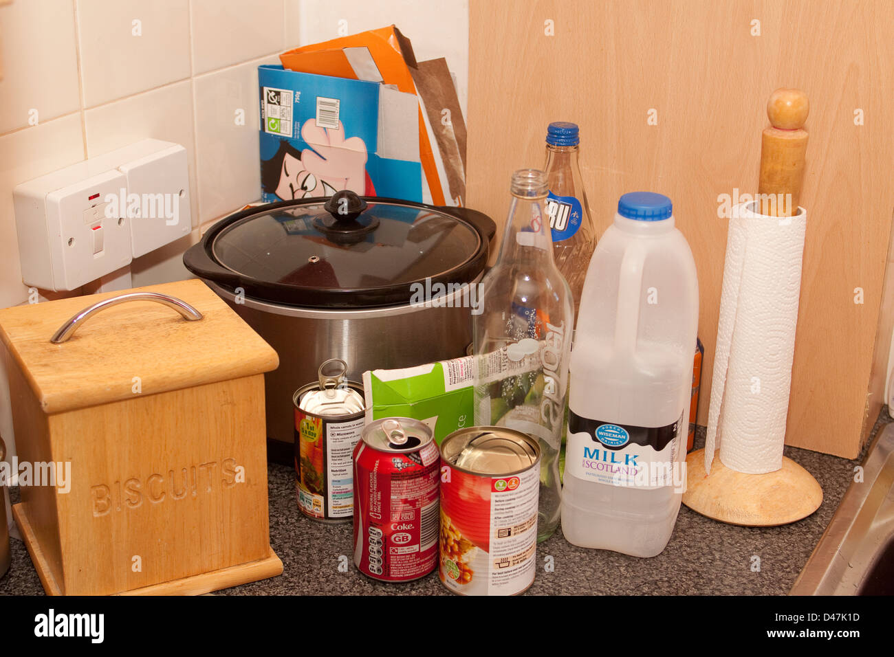 Müll auf der Küchenarbeitsplatte warten auf recycling Stockfoto