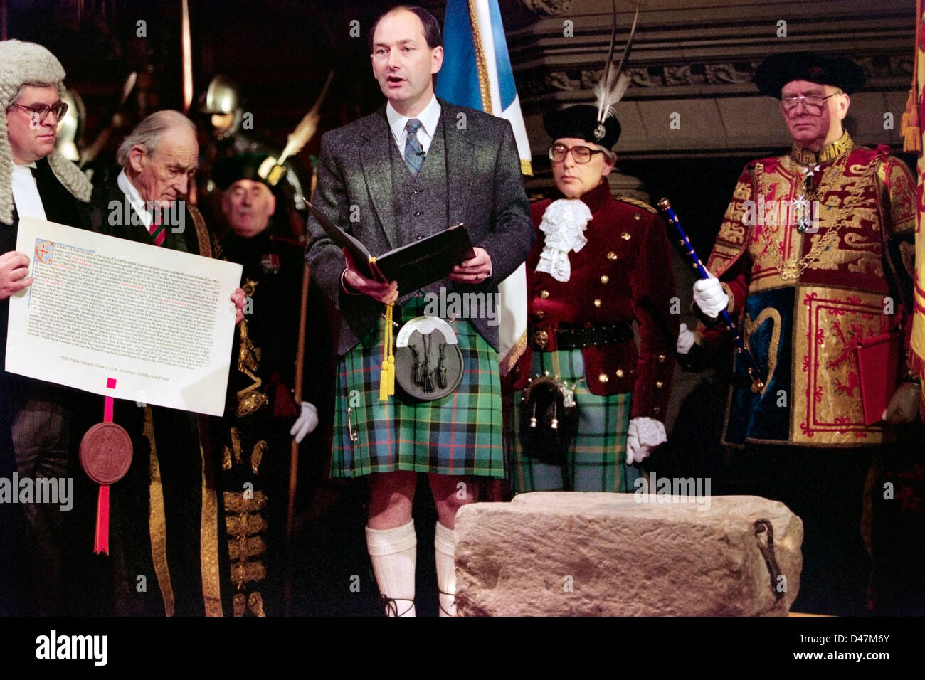 Der Stein des Schicksals (Stein von Scone) wird offiziell in einer Feierstunde in der großen Halle des Edinburgh Castle nach Schottland zurückgegeben. Stockfoto