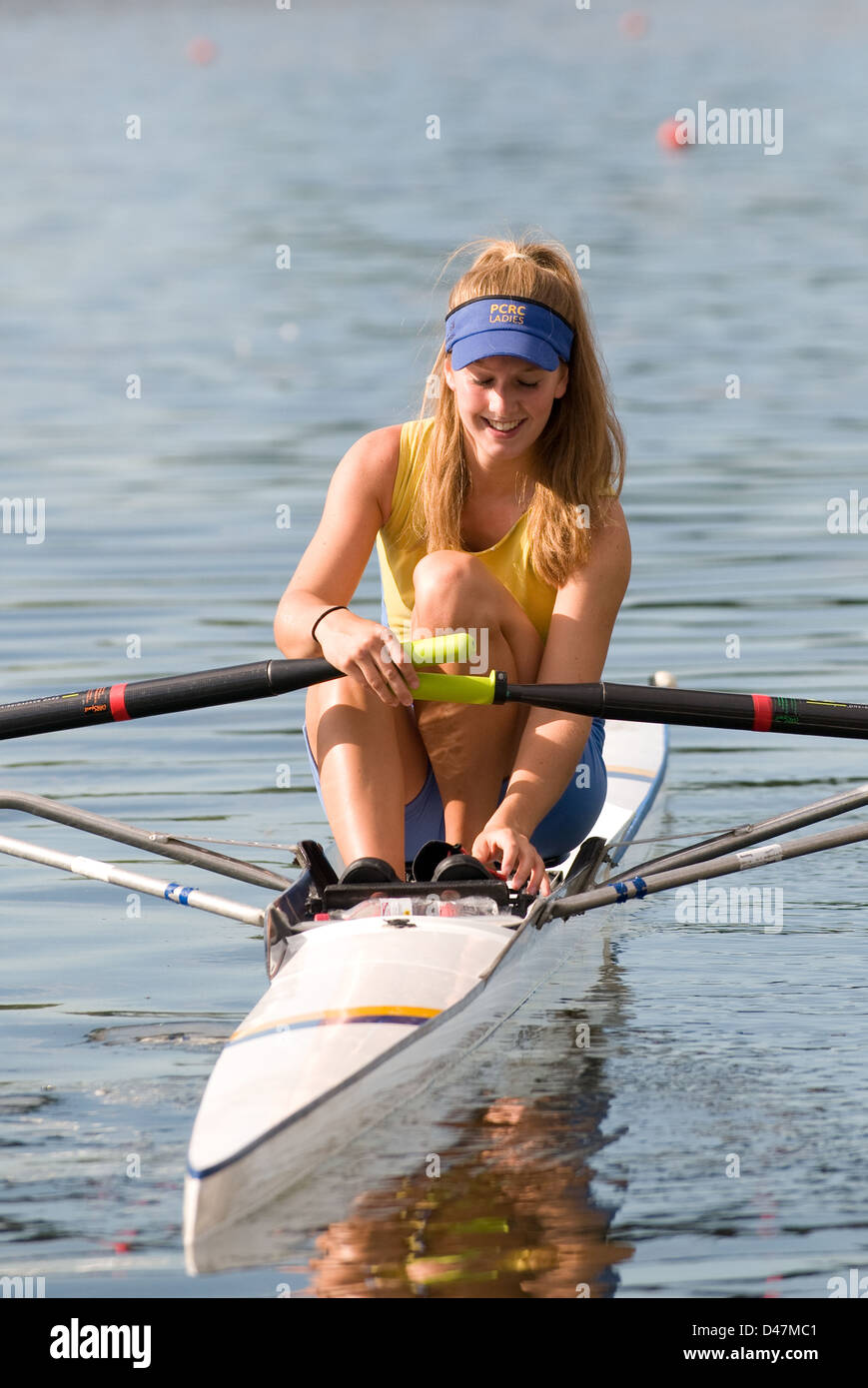 Attraktive junge Frau in ein einzelner Scull Rennen vorbereiten Stockfoto