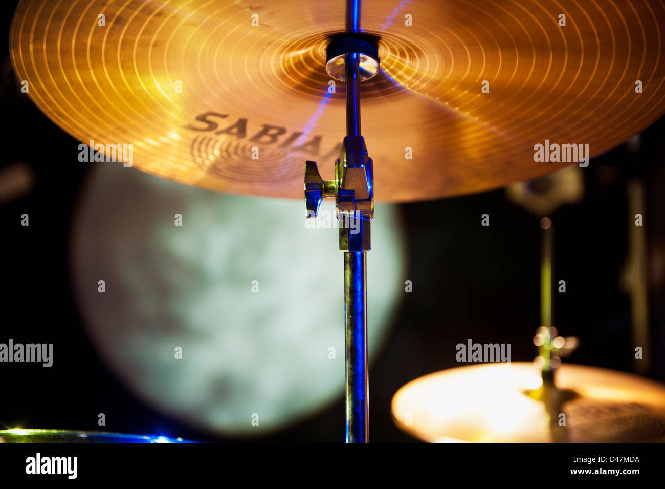 Sabian Becken auf der Bühne im künstlichen Mondlicht Stockfoto