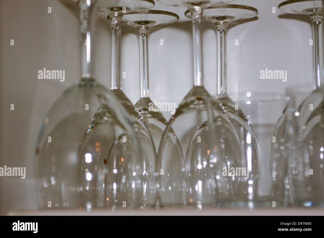 Gläser im Küchenschrank Stockfoto