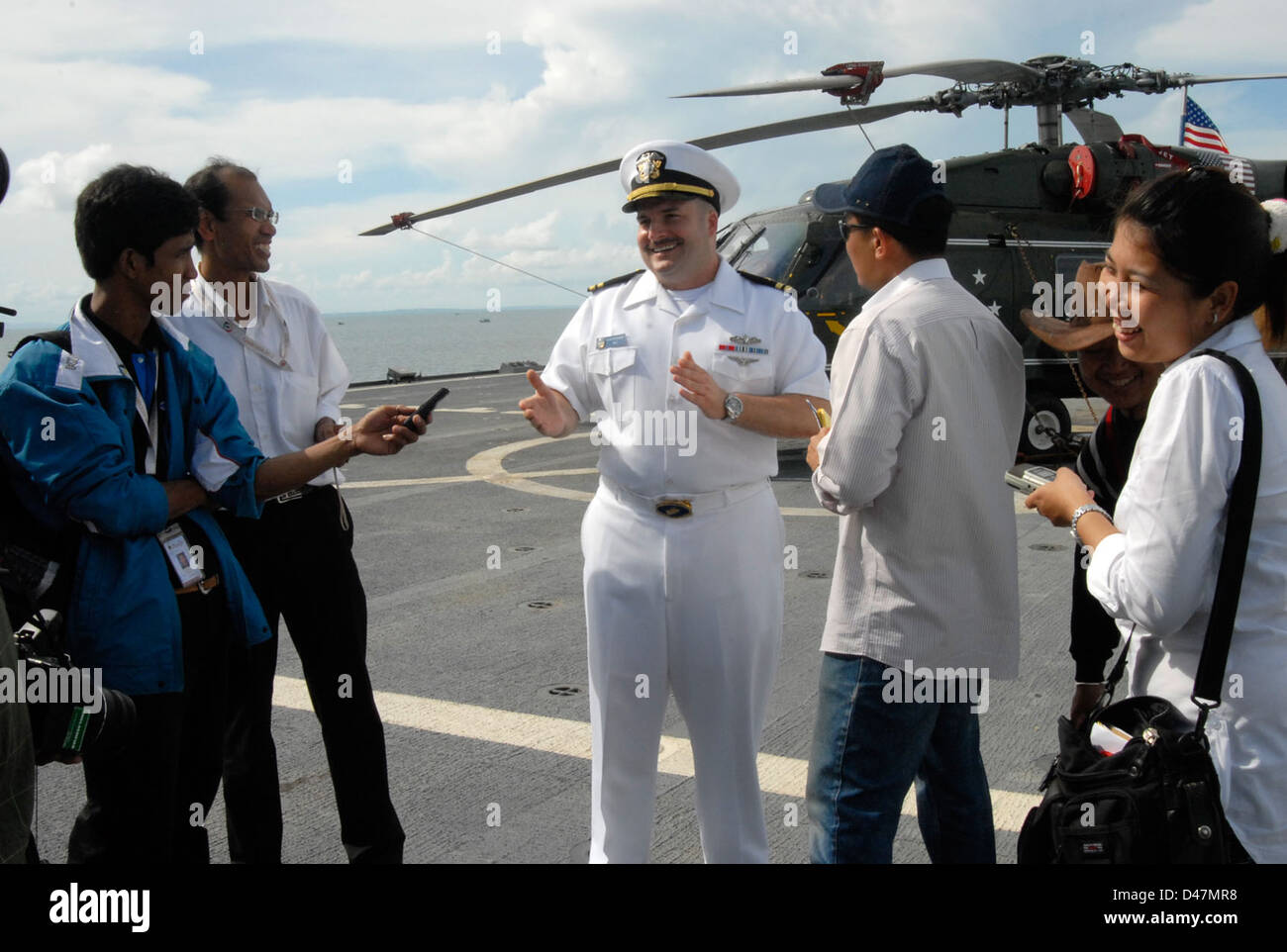 Ein US-Navy-Offizier erklärt die Funktionen eines SH-60F Sea Hawk-Hubschrauber kambodschanischen Medien. Stockfoto