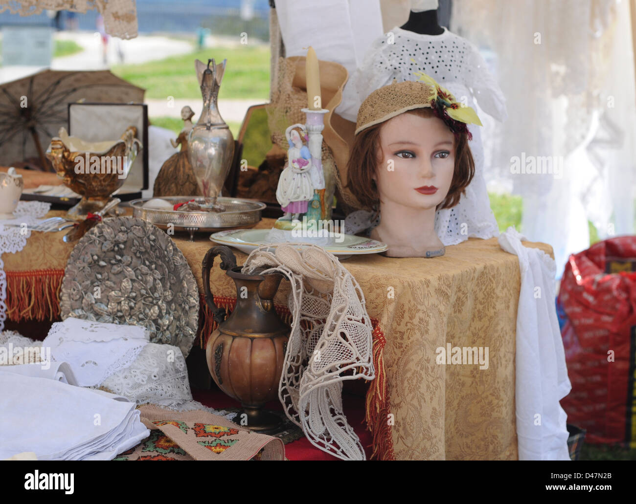 Antiquitäten-Markt, Ghisallo, Norditalien, August 2008. Sammelobjekte auf dem Display auf dem Flohmarkt von Ghisallo, Norditalien Stockfoto