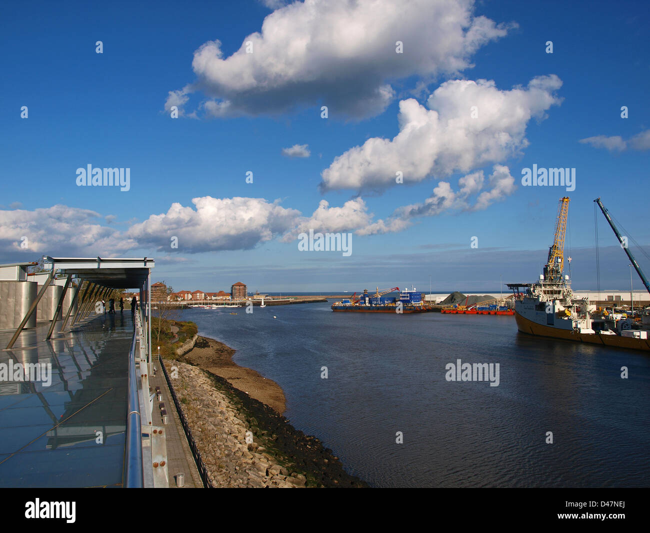 Blick von der Spitze der National Glass Centre in Richtung der Mündung des Flusses tragen Sunderland Tyne und tragen England UK Stockfoto