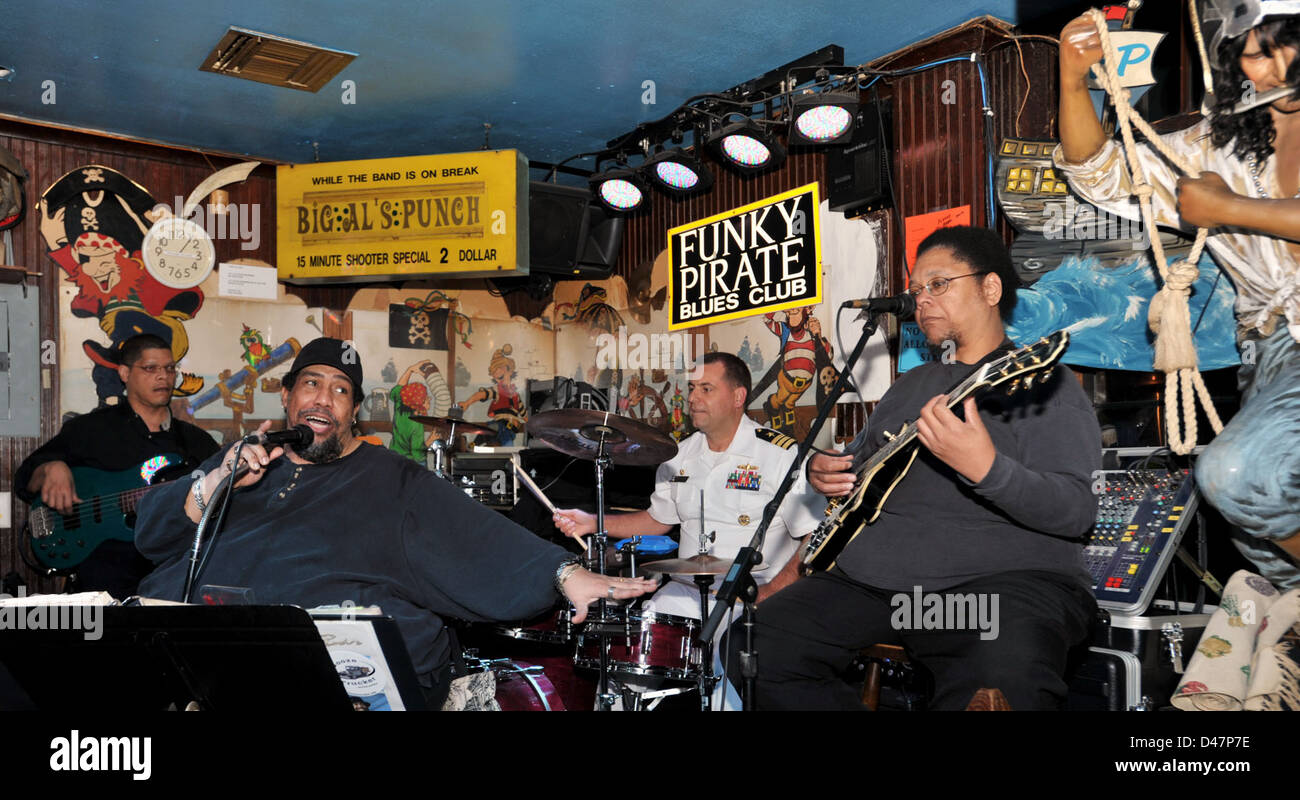 Ein Seemann spielt Schlagzeug mit Big Al Carson und die Blues-Meister im Funky Piraten Blues Club in New Orleans. Stockfoto