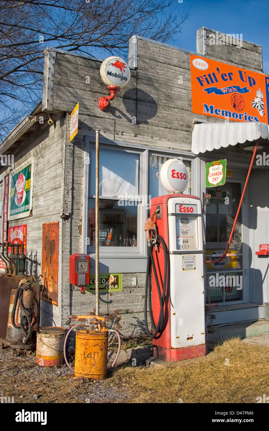 Tankstelle Zeug und Esso Zapfsäule in einem Land zu speichern, mit anderen alten altmodischen Americana und Erinnerungsstücke. Stockfoto