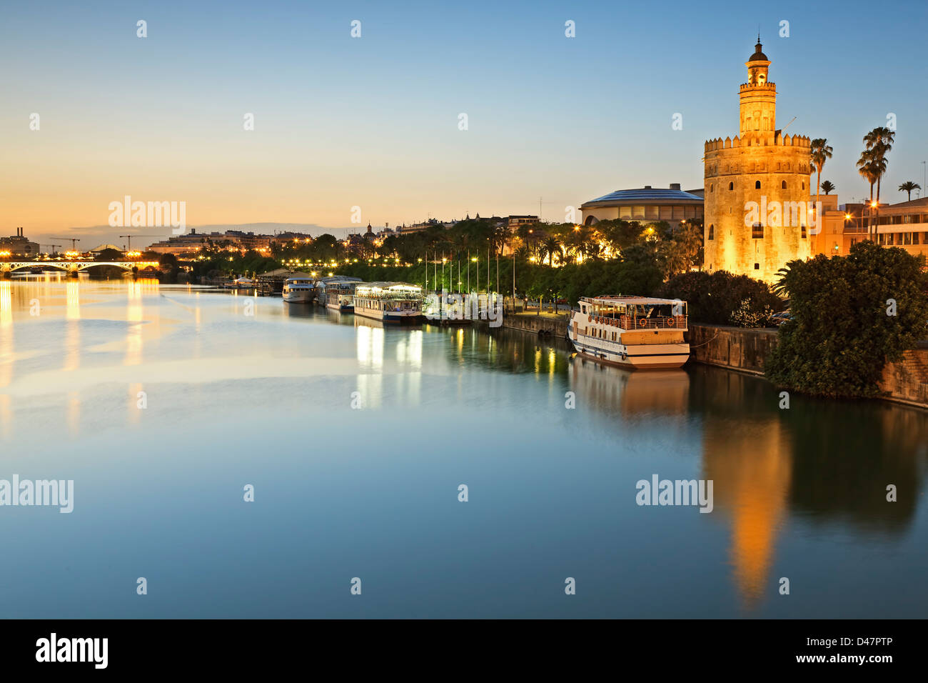 La Torre del Oro (Goldener Turm) und der Fluss Guadalquivir, Sevilla, Spanien Stockfoto