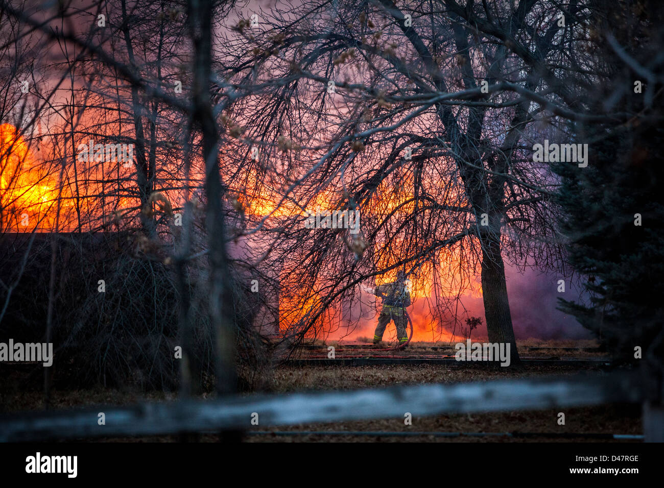 Ein Feuerwehrmann Schlachten einen Hausbrand in Fernley Nevada Stockfoto