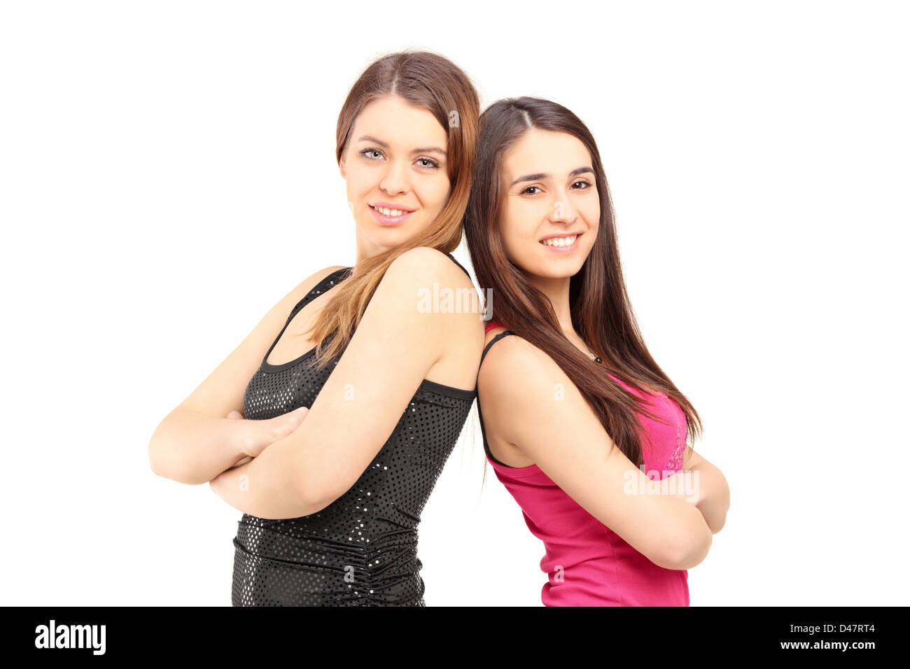 Ein Lächeln Freundinnen stehen dicht beieinander und Blick in die Kamera, die isoliert auf weißem Hintergrund Stockfoto