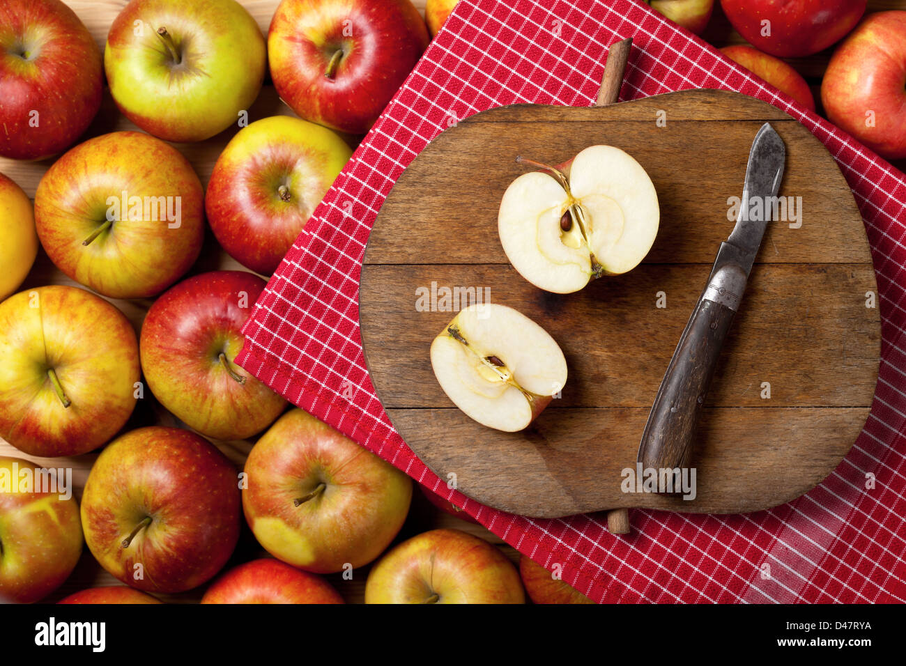 Äpfel-Komposition mit Obst und Schneidebrett mit Apfel-Form. Ansicht von oben. Leeren Raum für text Stockfoto