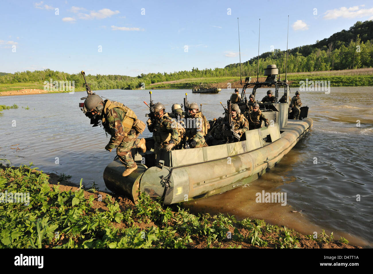 Matrosen Riverine Squadron 1 Einfügung Übungen während einer live-Feuer-Übung zugewiesen. Stockfoto