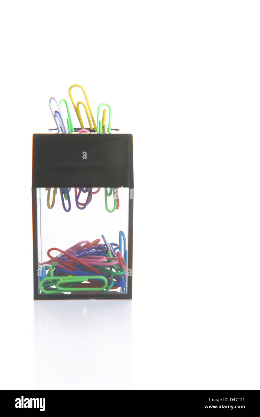 Büroklammern in Glas auf Schreibtisch isoliert auf weiss Stockfoto