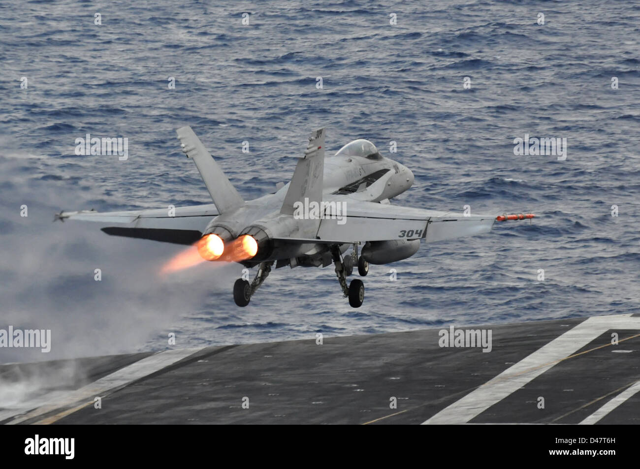Ein Jet startet von der USS Dwight D. Eisenhower. Stockfoto