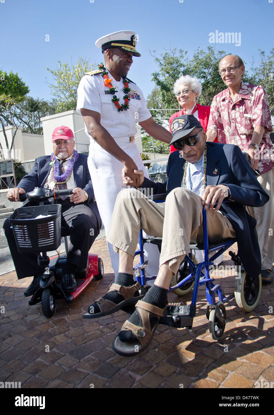 Der Befehlshaber der Marine Region Hawaii, Naval Surface Gruppe mitten im Pazifischen Ozean grüßt überlebenden Mitglieder der Tuskegee Airmen an einer Zeremonie. Stockfoto