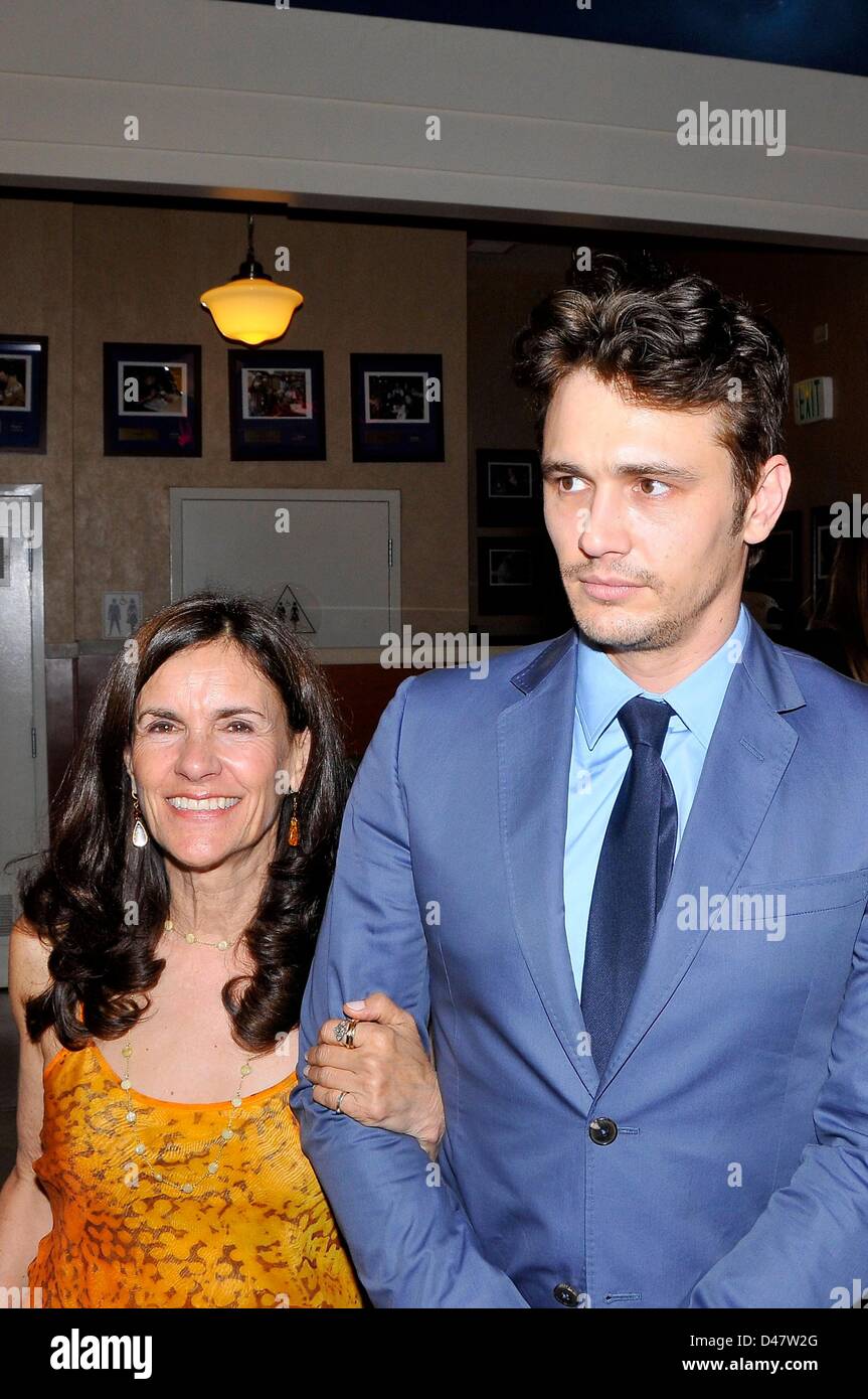 Betsy Lou Franco, James Franco an der Induktion Zeremonie für Stern auf dem Hollywood Walk of Fame für James Franco, Hollywood Boulevard, Los Angeles, CA 7. März 2013. Foto von: Michael Germana/Everett Collection Stockfoto
