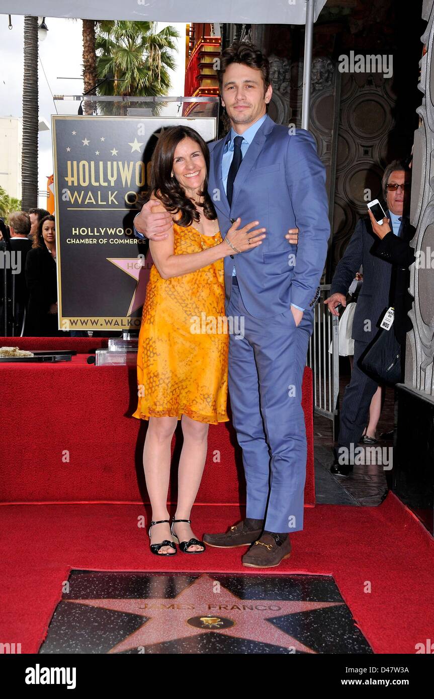 Betsy Lou Franco, James Franco an der Induktion Zeremonie für Stern auf dem Hollywood Walk of Fame für James Franco, Hollywood Boulevard, Los Angeles, CA 7. März 2013. Foto von: Michael Germana/Everett Collection Stockfoto