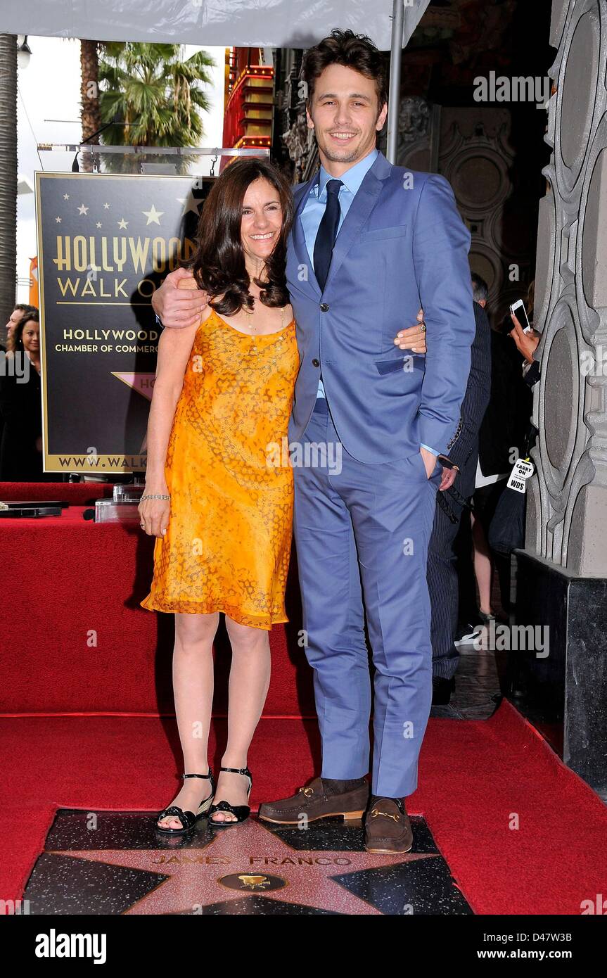 Betsy Lou Franco, James Franco an der Induktion Zeremonie für Stern auf dem Hollywood Walk of Fame für James Franco, Hollywood Boulevard, Los Angeles, CA 7. März 2013. Foto von: Michael Germana/Everett Collection Stockfoto