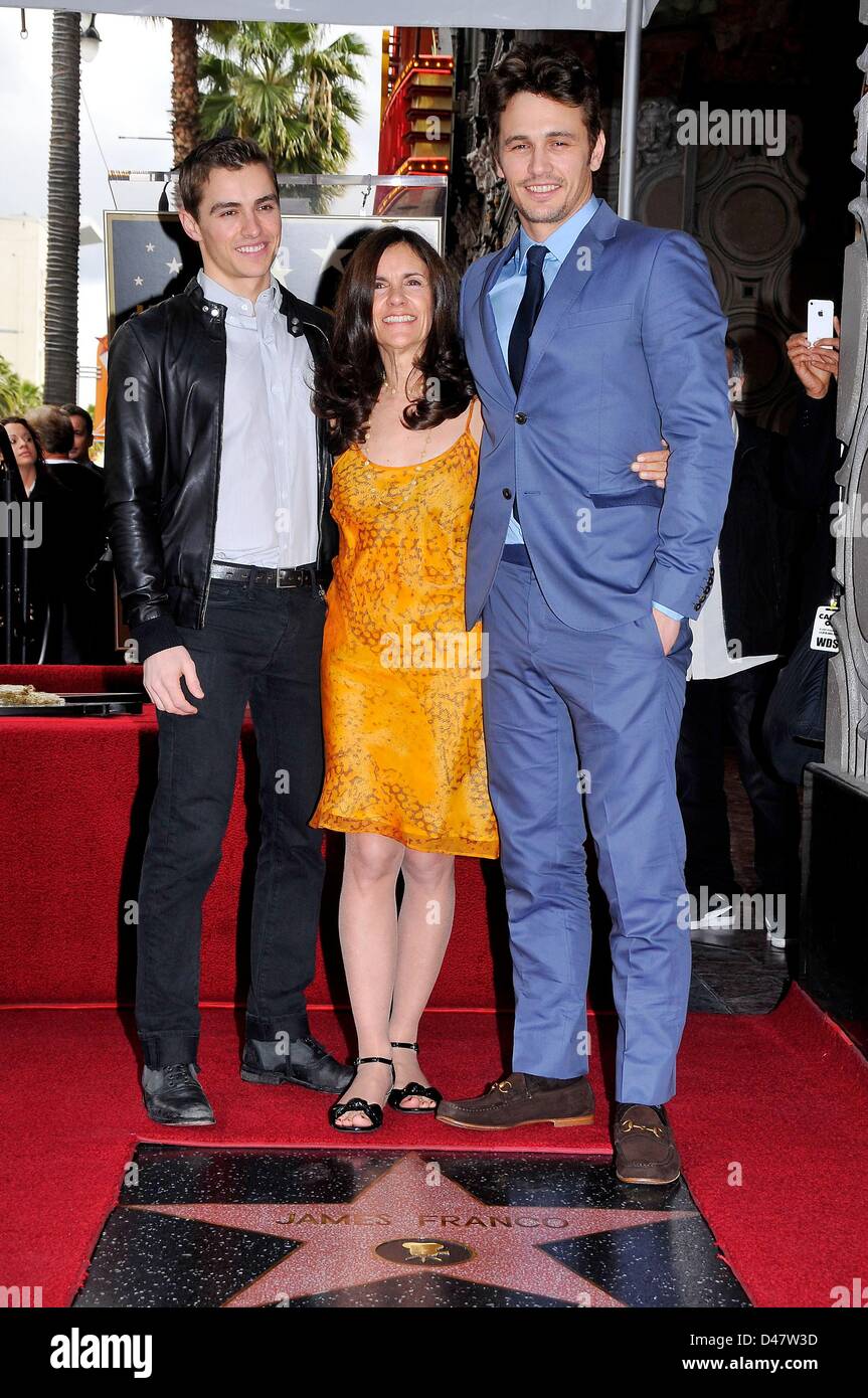 Dave Franco, Betsy Lou Franco, James Franco an der Induktion Zeremonie für Stern auf dem Hollywood Walk of Fame für James Franco, Hollywood Boulevard, Los Angeles, CA 7. März 2013. Foto von: Michael Germana/Everett Collection Stockfoto