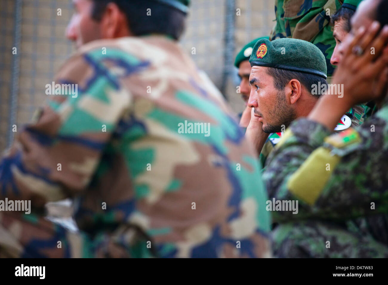 Kandahar, Afghanistan - 24. September 2010: Eine afghanische nationale Armee Soldat hört aufmerksam während einer Trainingseinheit. Stockfoto