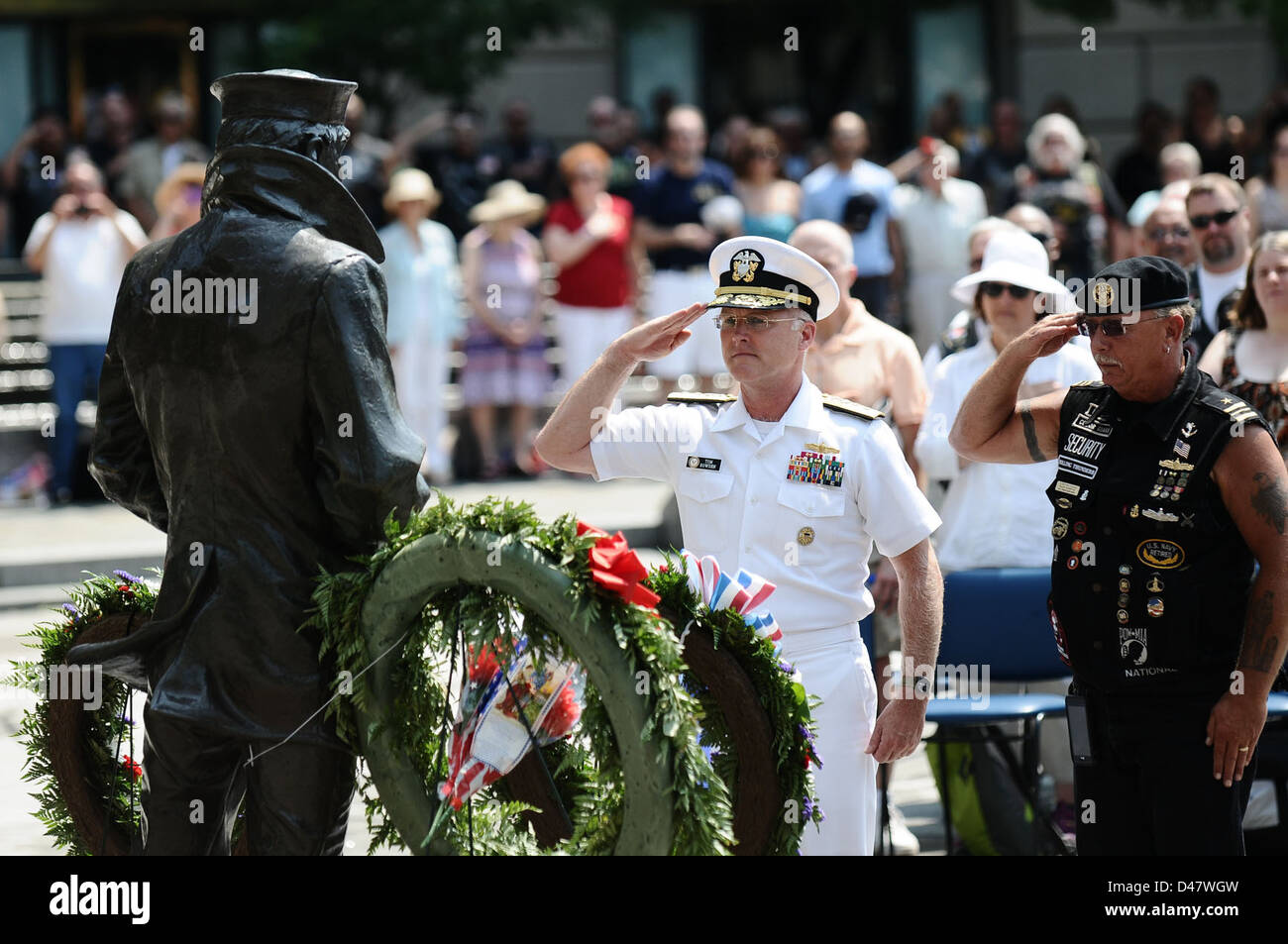 Der Direktor der Oberfläche Kriegsführung (N96) für den Leiter der Naval Operations und Rolling Thunder Inc. nationalen Veteranen Rechte Offizier Leutnant einen Kranz am Lone Sailor Memorial im 25" Ride für die Freiheit". Stockfoto