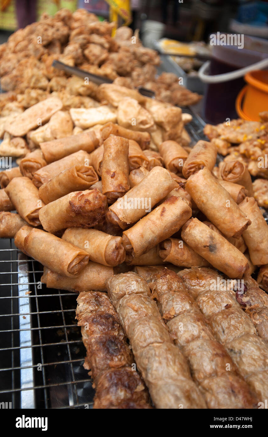 tiefen frittierte Frühlingsrollen Straße Essen in bangkok Stockfoto
