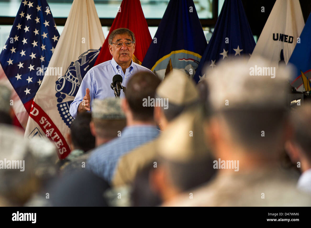 Der Pressesprecher spricht für Militärangehörige und zivile Mitarbeiter in der Zentrale des US Pacific Command bei Camp h. m. Smith, Hawaii. Stockfoto