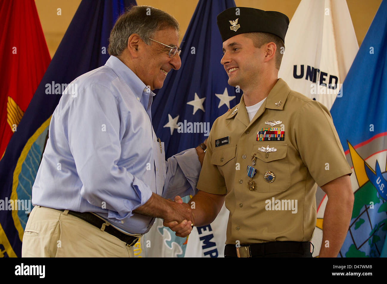 Die SECDEF schüttelt die Hand eines kleinen Offiziers, nachdem sie ihm eine Joint Service Achievement Medal beim U.S. Pacific Command überreicht hat. Stockfoto