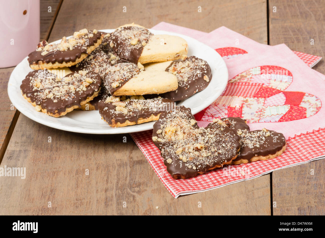 Ein Tablett mit frischer Schokolade getauchte herzförmige cookies Stockfoto