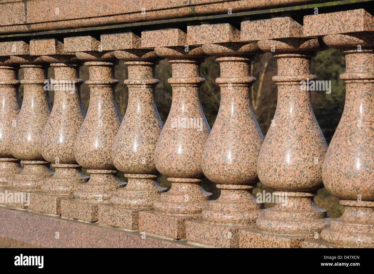 Poliertem rotem Granit Balustraden auf einer Brücke in Glasgow, Schottland. Stockfoto