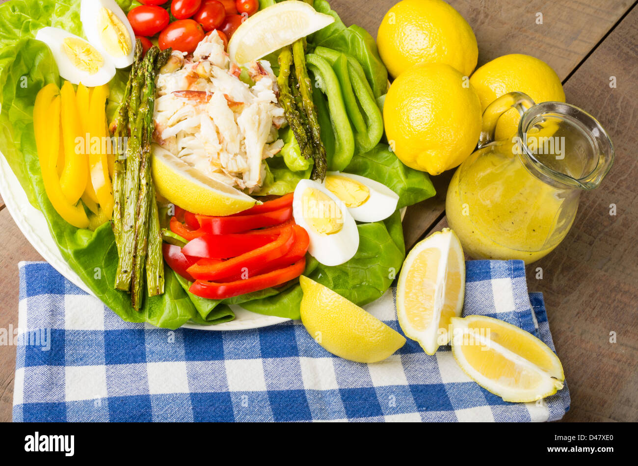 Frische Krabbensalat mit Spargel und Zitronen und bunte Paprika Stockfoto