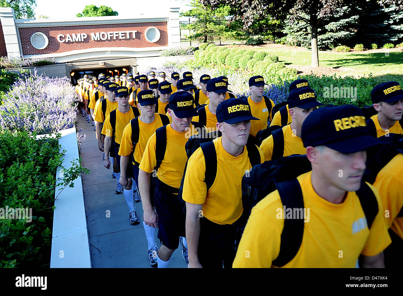 Rekruten von Division 816 marschieren in Formation nach Abschluss körperliches Training bei rekrutieren Training Command. Stockfoto