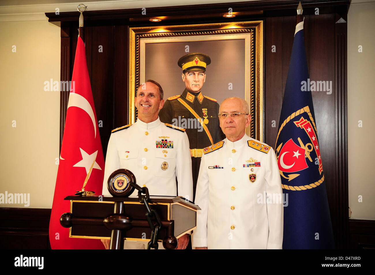 Das Clusternamenobjekt posiert für ein Foto mit einem türkischen Naval Forces Commander. Stockfoto