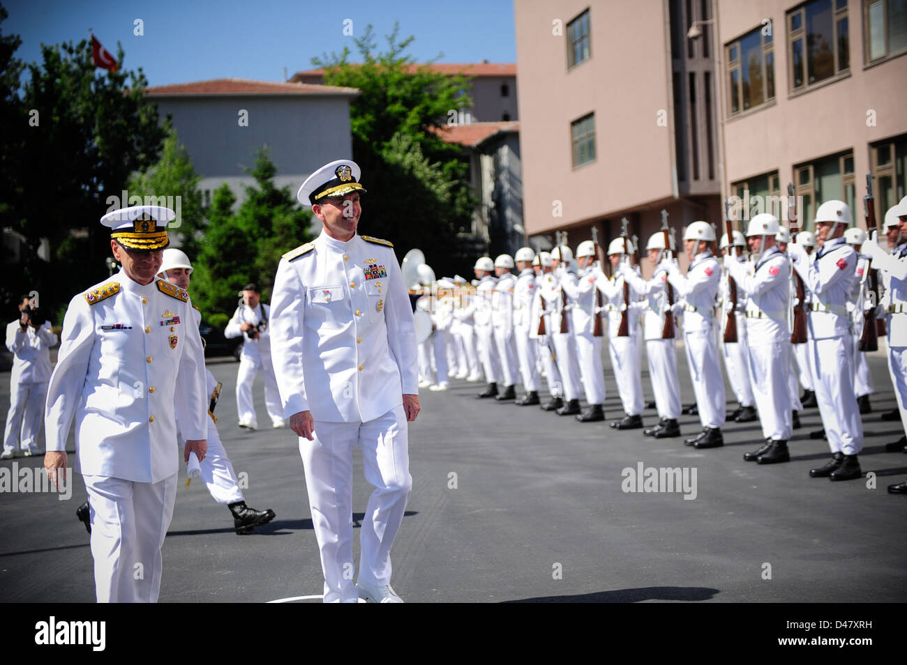 Das Clusternamenobjekt lächelt während eine einladende Rezeption zu seinen Ehren Hauptquartier der türkischen Marine Forces Command. Stockfoto