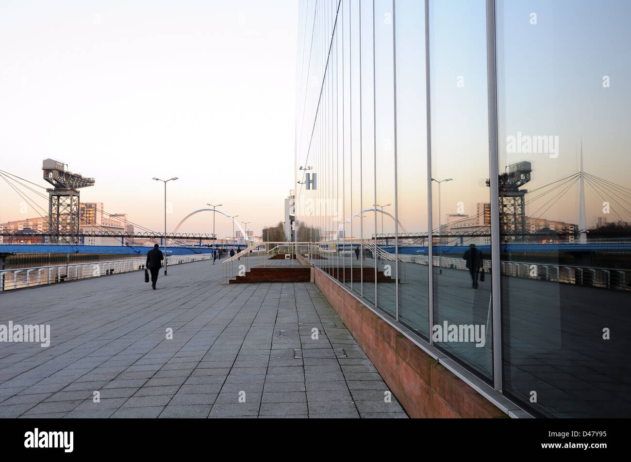 Spiegelungen der Uferpromenade an den Fenstern des BBC-Gebäudes in Glasgow, Schottland, Großbritannien, Europa Stockfoto