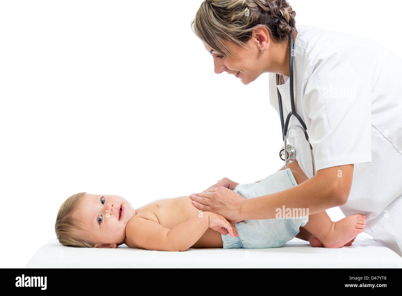lächelnde Arzt untersuchen oder massieren Baby Magen isoliert auf weißem Hintergrund Stockfoto
