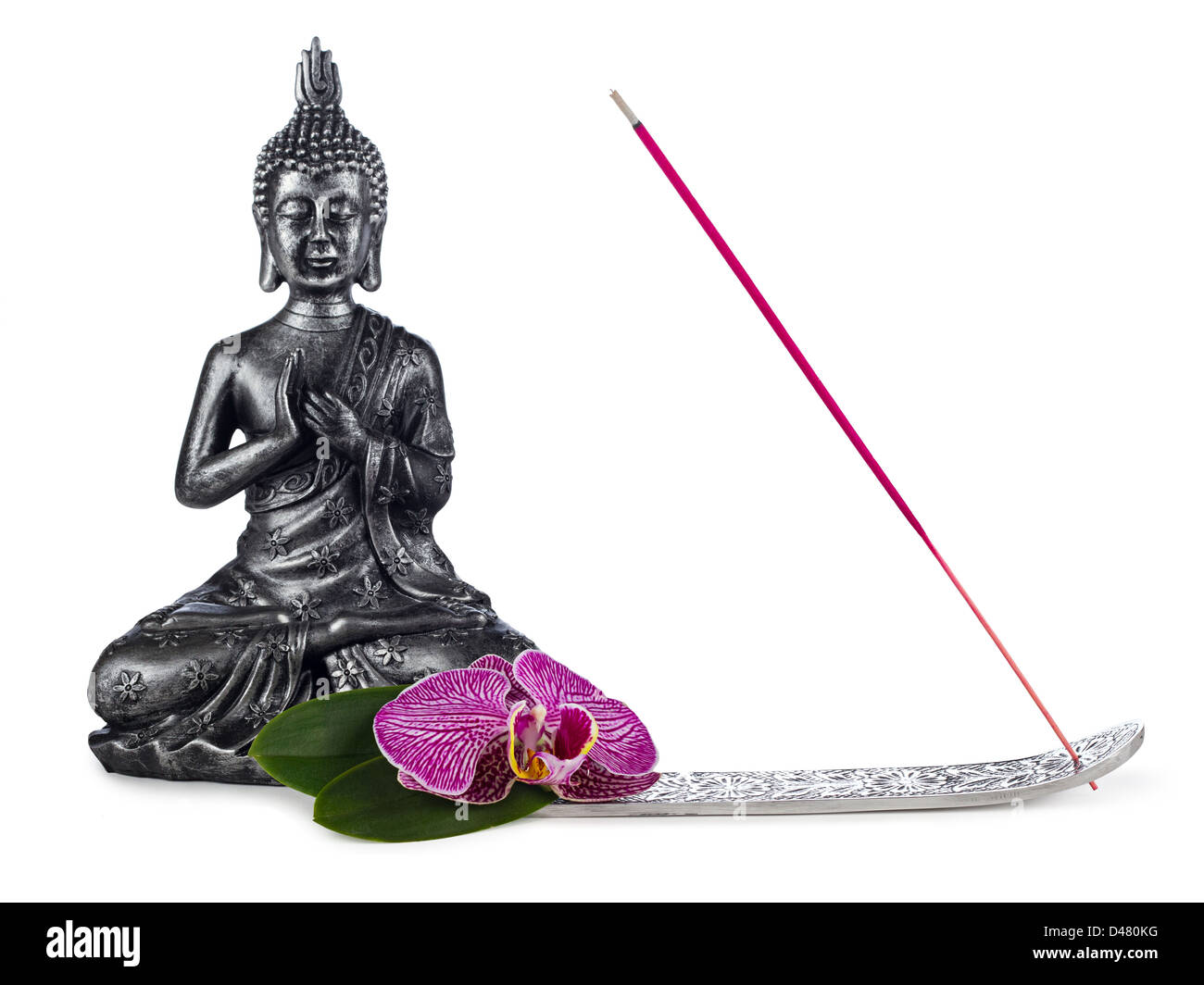 Buddha Skulptur mit Weihrauch Stick und Orchidee Blüte Stockfoto