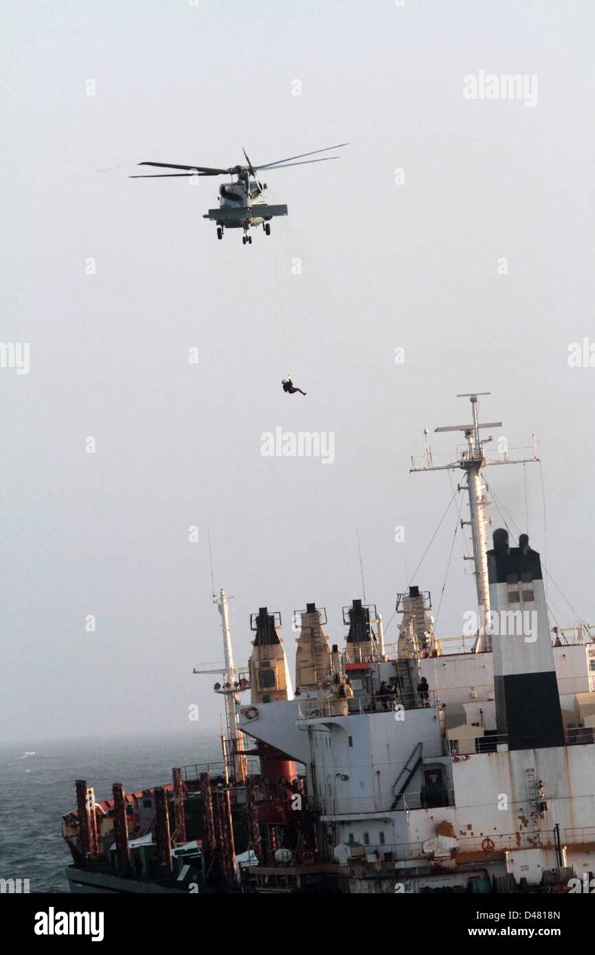 Ein Hubschrauber führt eine medizinische Evakuierung. Stockfoto