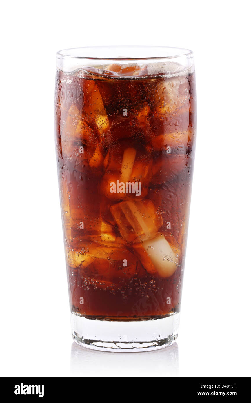 Geeiste Soda in Glas auf weißem Hintergrund. Stockfoto