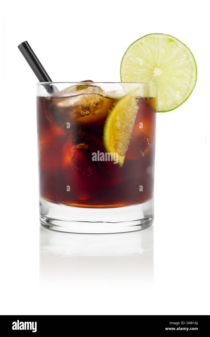 Longdrink Cuba Libre vor weißem Hintergrund Stockfoto