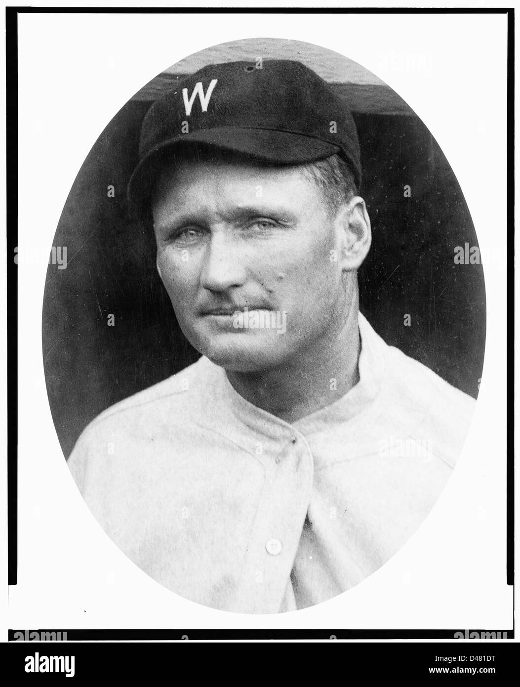 Walter Johnson, Kopf und Schultern Porträt, nach links, in Oval, ca. 1920 Stockfoto