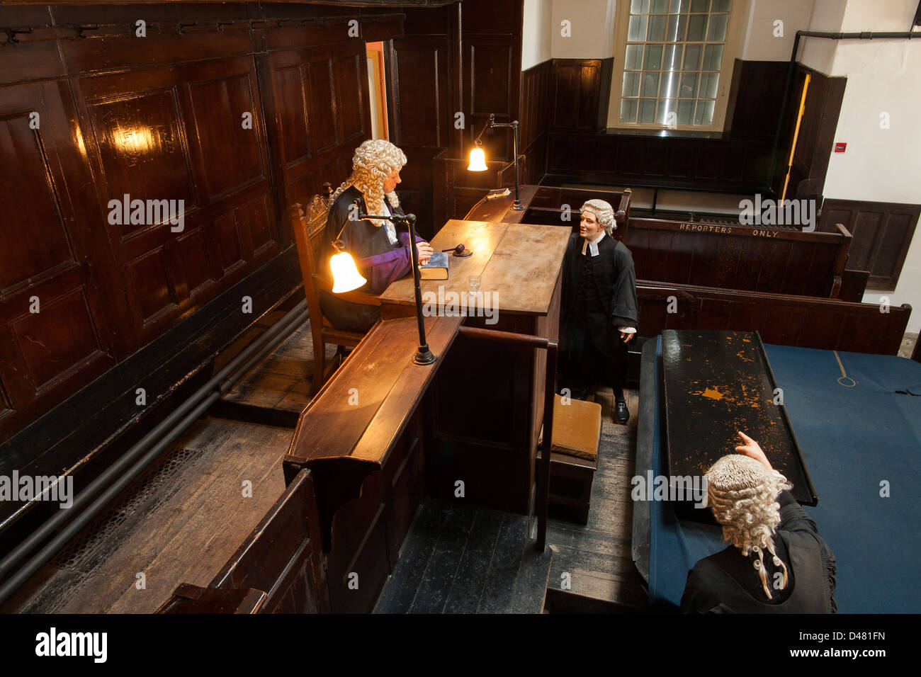 Dummys platziert, eine hundert Jahre alte Haus Gerichtsszene Beaumaris Gerichtsgebäude und Gefängnis-Museum zu replizieren Stockfoto