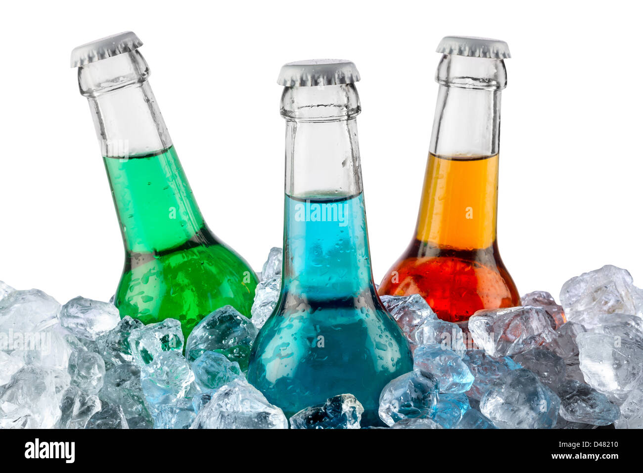 Flaschen mit alkoholfreien Getränken in Eiswürfel Stockfoto