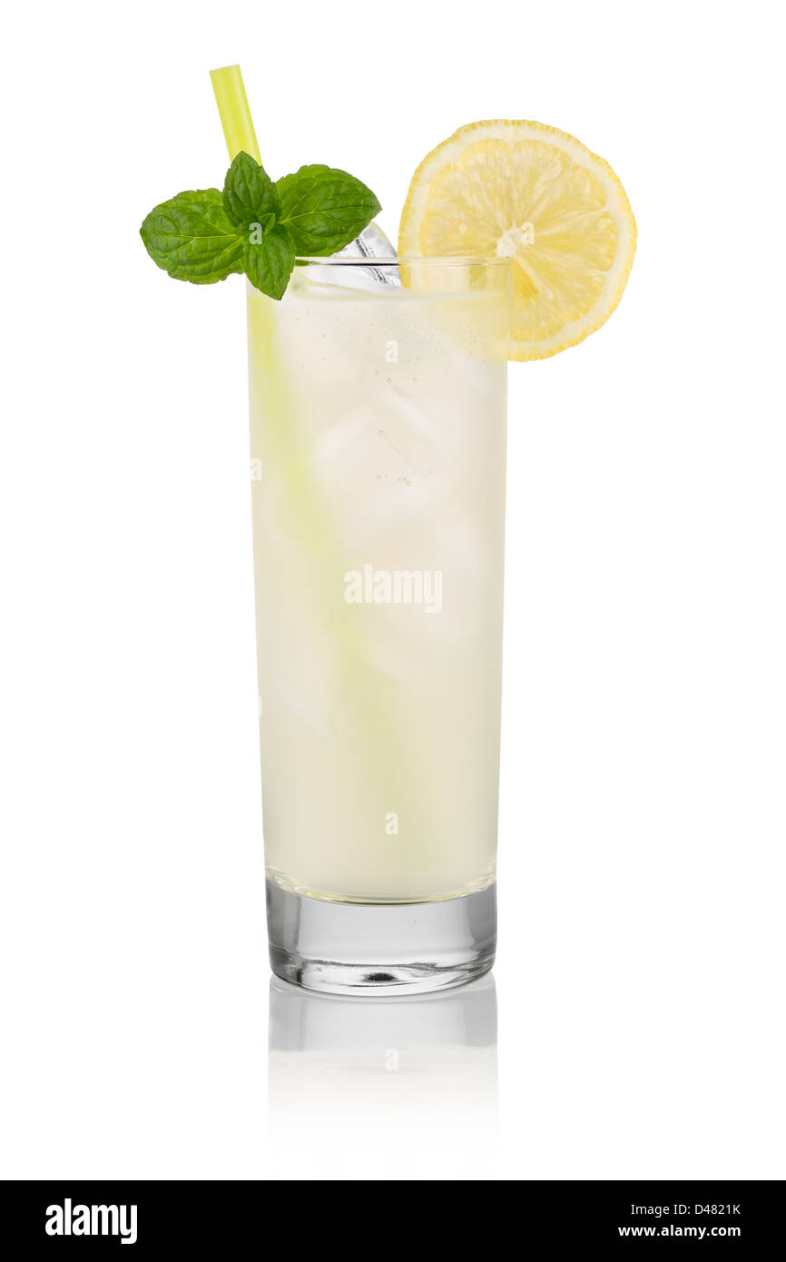 Longdrink Vodka Zitrone vor weißem Hintergrund Stockfoto