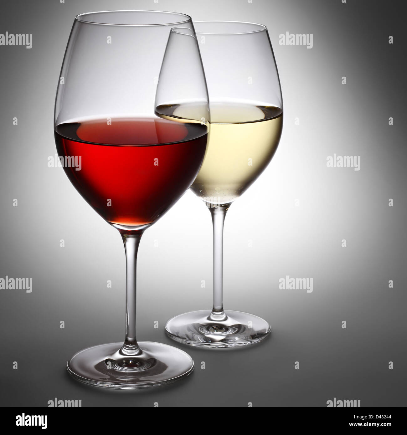 Rotwein und Weißwein im Rampenlicht Stockfoto
