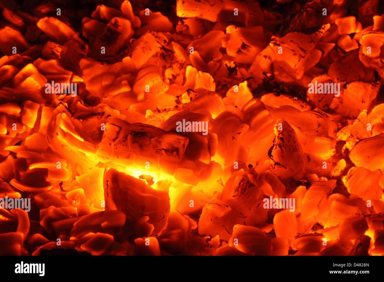 Eine Menge von glühenden Kohlen in einem Kamin. Stockfoto