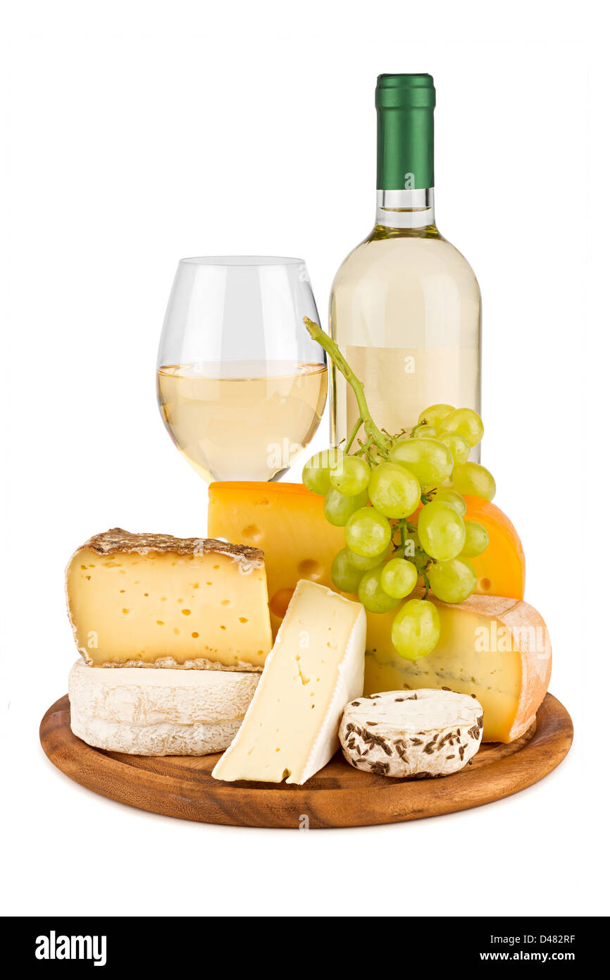Board mit Käse, Wein und Trauben. Stockfoto