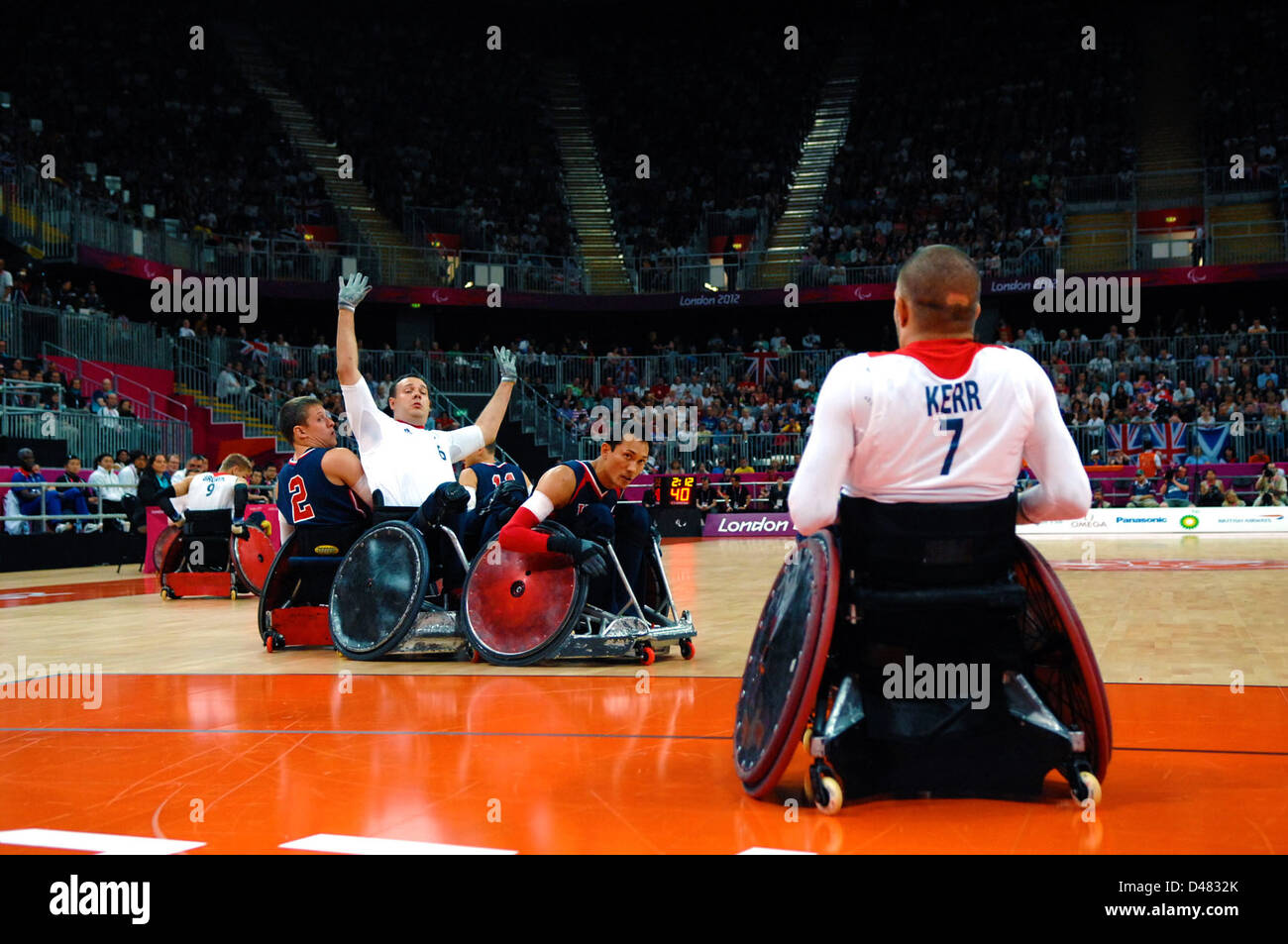 Ein Navy-Veteran und Kapitän des US-Paralympic-Rugby-Teams von 2012 verteidigt einen Spieler des Team Great Britain in einem Wettkampf und zeigt dabei Widerstandsfähigkeit und Leichtathletik. Stockfoto